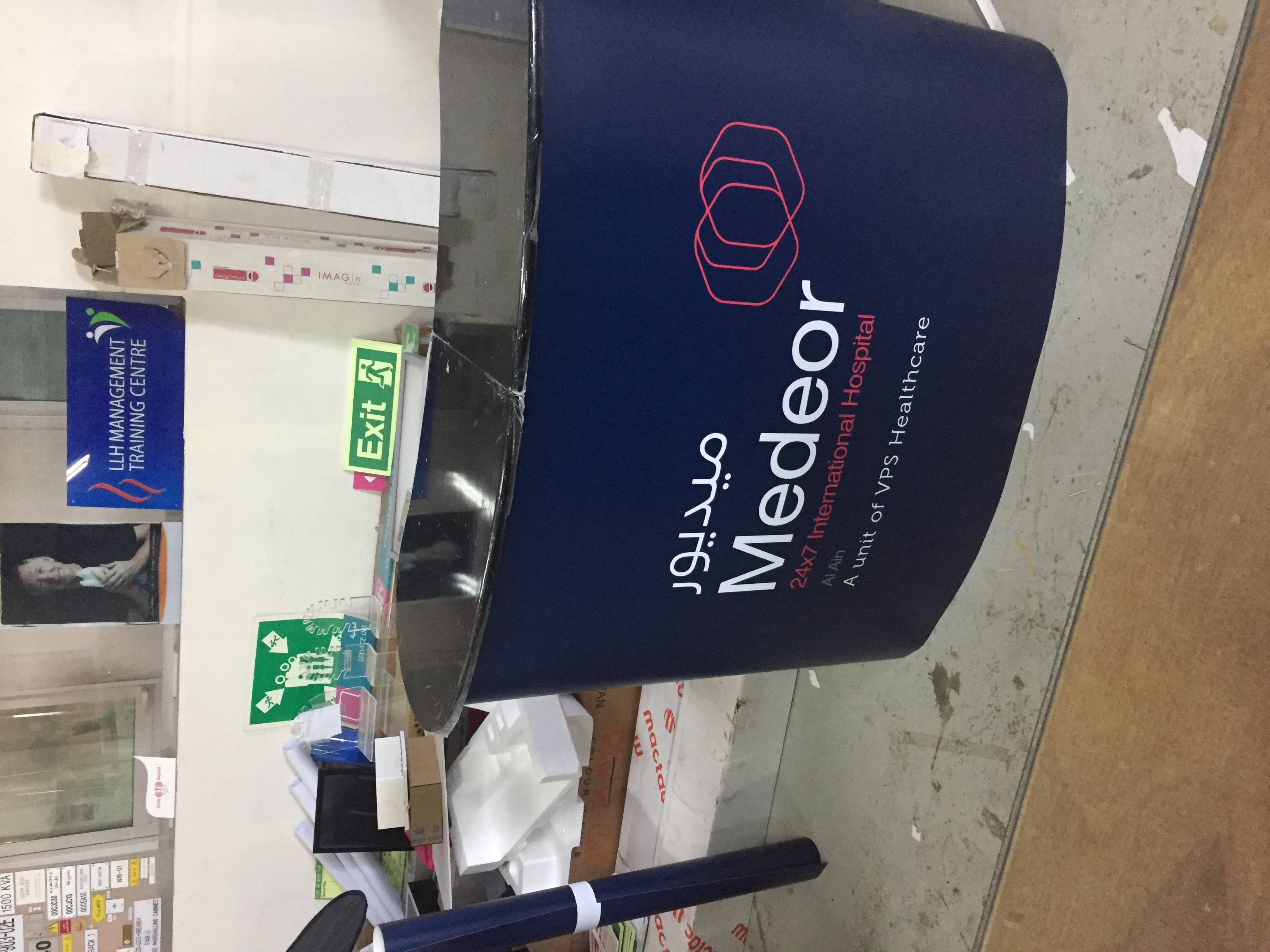Medeor curved counter sign with bilingual branding